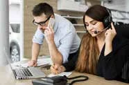 Equipo de atención al cliente con diadema