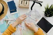 Mapa, pasaporte y tableta para planear una ruta