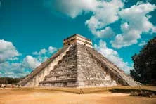 Pirámide de Chichén Itzá bajo un cielo con nubes