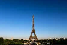 Torre Eiffel contra un cielo azul