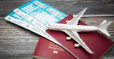 Pasaporte, boletos de avión y un avión de juguete
