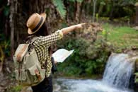 Viajera señalando una cascada en la selva